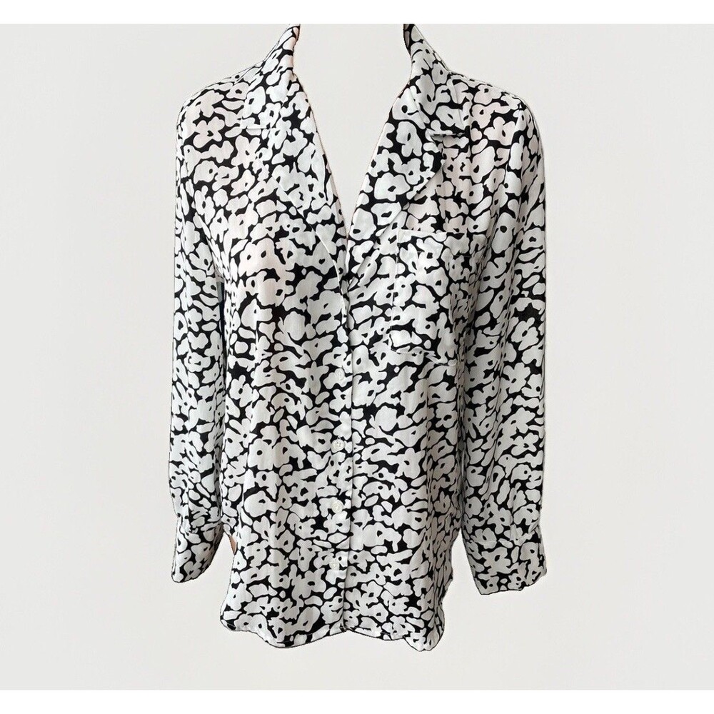 Who What Wear Black White Floral Blouse Size M Button Down Long Sleeve V-Neck